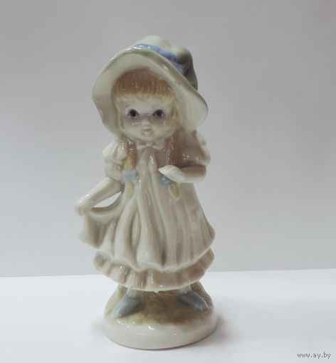 Статуэтка фарфоровая "Девочка" 80-е годы Европа. Высота 13.5 см.