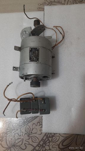 Электродвигатель кинопроектора однофазный.Тип ЗАО-18,110 вольт, 35 ВТ, 2880 об/мин,50 ГЦ.СССР.1967г.