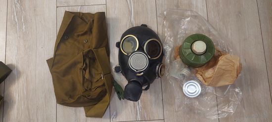 Противогаз ГП-7В с питьевой системой (без фляги), с хранения. В комплект входит маска, фильтр, плёнка незапотевайка, разъём для фляги, сумка гп-5. Размер на выбор 2 или 3.