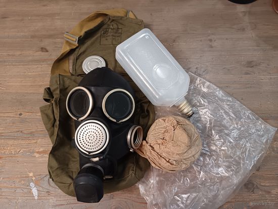 Противогаз ГП-7В с питьевой системой (с флягой), с хранения. В комплект входит маска, фильтр, плёнка незапотевайка, разъём для фляги, фляга, сумка. Размер на выбор 2 или 3.