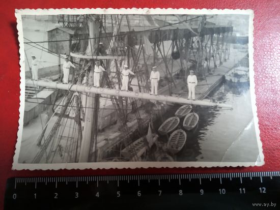 Фотография. Военные моряки. Парусник. ВМФ СССР. 50-е.