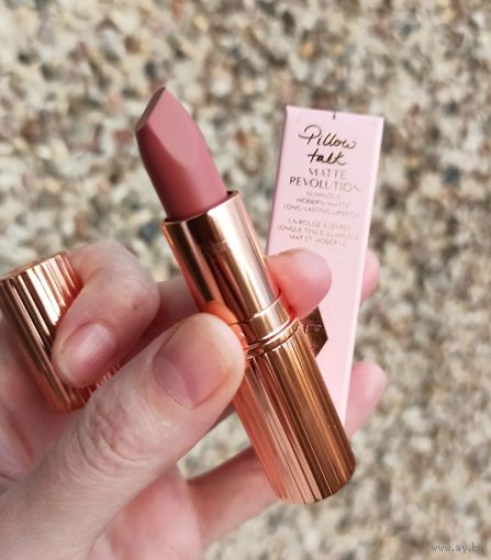 Помада Charlotte Tilbury Matte Revolution в оттенке Pillow Talk