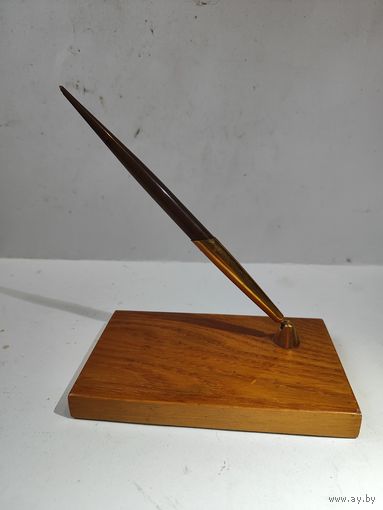 Ручка с золотым пером.