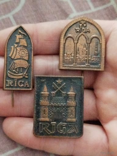 Три тяжёлых значка Рига