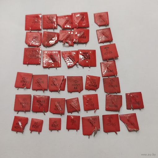 Крсные керамические конденсаторы (КМ), типа "флажок", 36 штук...