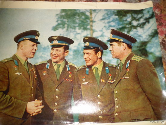 Картинка:"Первые летчики-космонавты СССР".