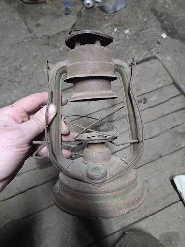 Старая маленькая керосиновая лампа