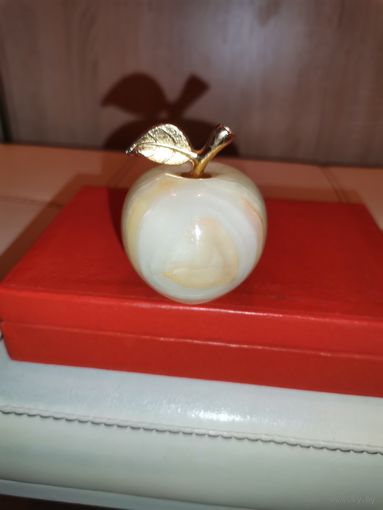 Настольный сувенир "Яблоко", оникс, высота 6.5 см., без сколов.