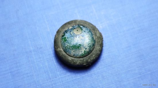 Пуговица с камнем