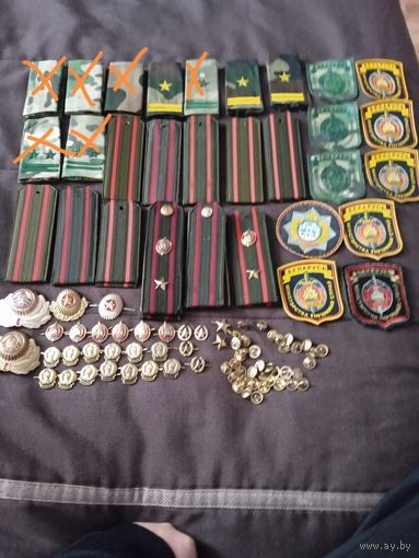 Погоны, шевроны, кокарды, муфты, эмблемы, пуговицы.