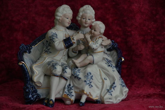 Статуэтка фарфоровая ( высота  17,5 см ,ширина 18 см )  целая