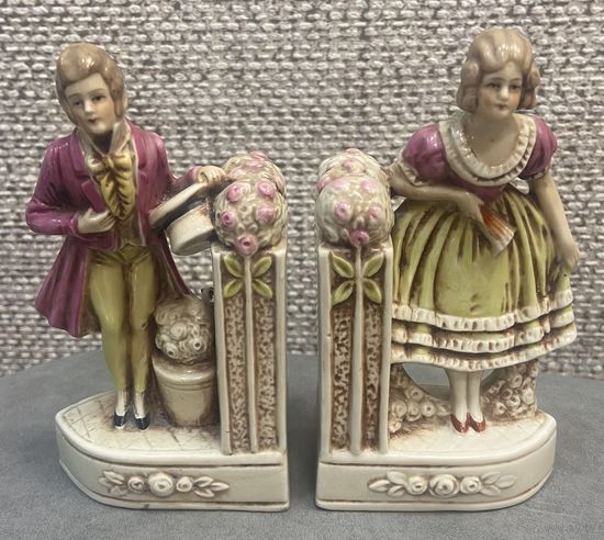 Винтажные фарфоровые статуэтки подставка для книг.  Джентльмен и дама. Германия. 15 х 14 см