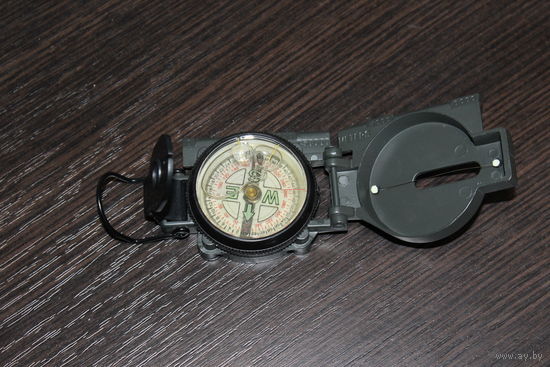 Жидкостной компас с откидной крышкой (армейского типа), походный/военный, футляр в комплекте.