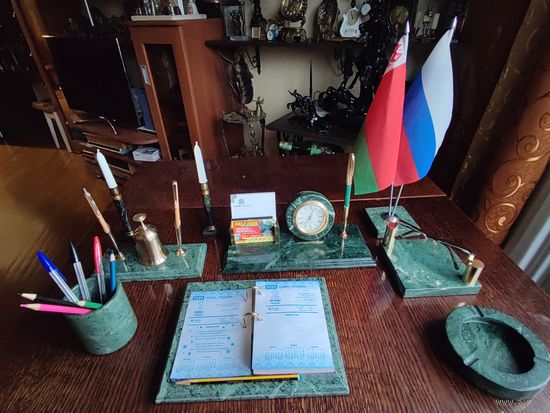 Шикарный настольный прибор с часами для руководителя. 10 предметов!