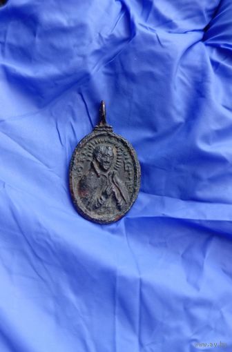 Литой католический медальон.
