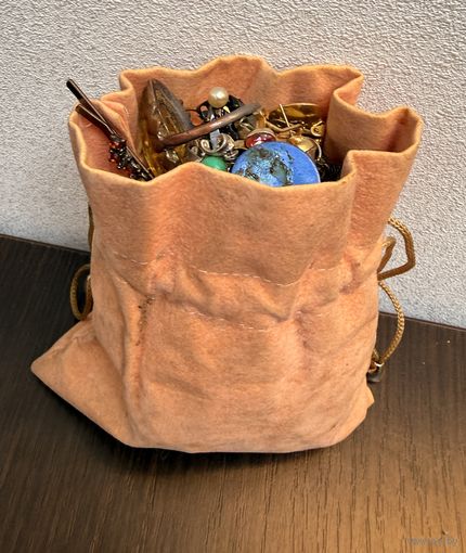 Большой сборный лот бижутерии в замшевом мешочке.