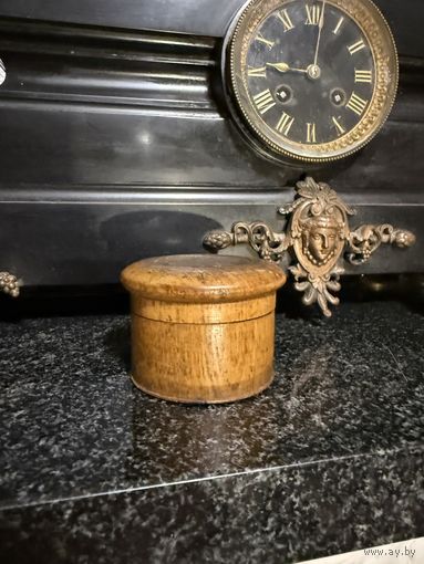 Старинная деревянная круглая шкатулка