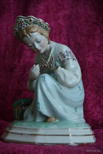 Статуэтка фарфоровая  " Малахитовая шкатулка "  50- е