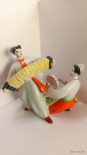 Украинцы статуэтка гуцулы в танце Полоное, состояние