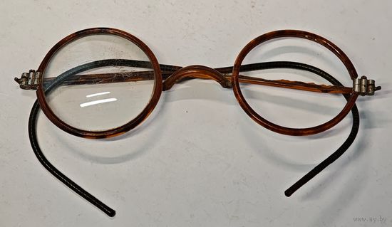 Пенсне без одного стекла