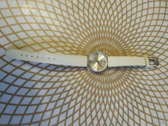 Часы наручные с ремешком , тикают. Состояние на скане.