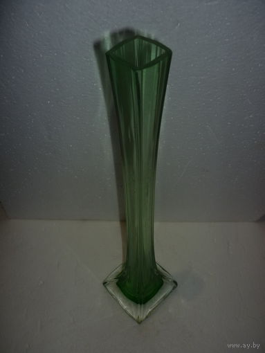 Старая Ваза. Берц. Зелёное Стекло