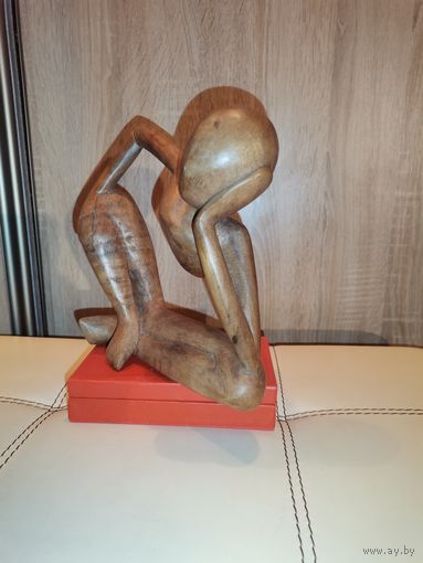 Абстрактная фигура сидящего человека, ручная работа, материал-дерево суар, высота 22 см.