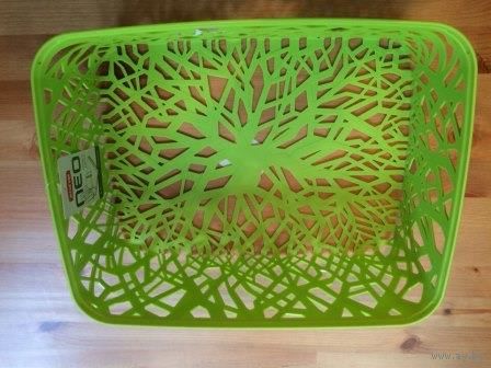 Корзина из качественного пластика, насыщенно салатового цвета. Высота 13 см, размер 37 на 29 см. Приобрела для себя, но не подошла по размеру.