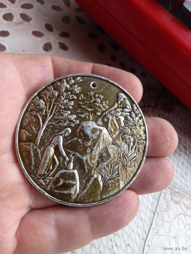 Настольная медаль Крым фонтан Арзы Али баба в Мисхоре 32 мм 55 гр.