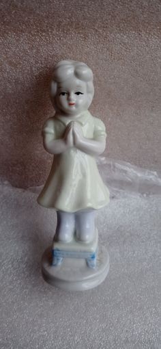 КОЛЛЕКЦИОННАЯ ФАРФОРОВАЯ СТАТУЭТКА ДЕВОЧКА МОЛИТСЯ ГЕРМАНИЯ ОРИГИНАЛ  .  Распродажа Коллекции !!! . Экспресс  Аукцион не с рубля без МПЦ и прочего 3 ДНЯ  .Много лотов в продаже .