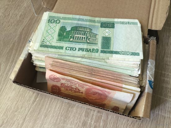 Около 250 купюр 100 рублей 2000 и 50 купюр Ссср 1961 .С рубля