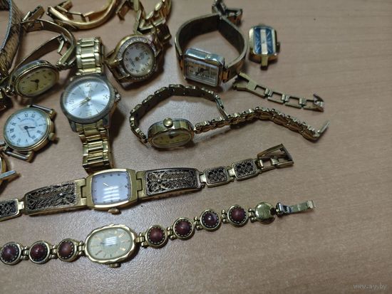 Лот желтых часов.