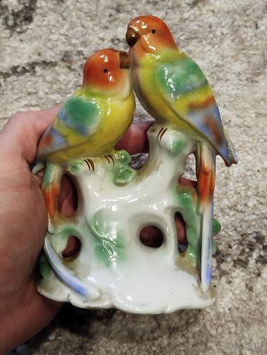 Красивая фарфоровая статуэтка,попугаи,с рубля