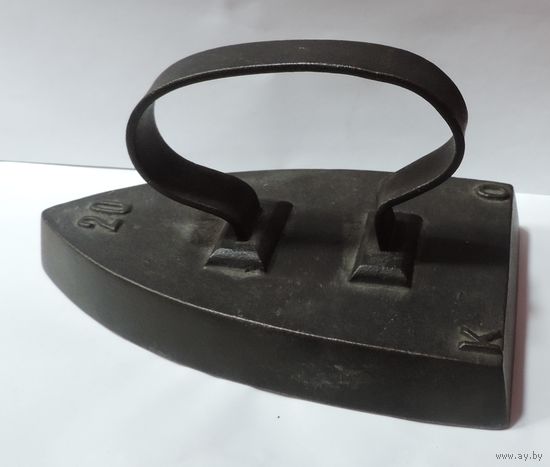 Утюг чугунный 30-х годов. Размер 11-19 см. Высота 10.5 см. В очень хорошем состоянии.