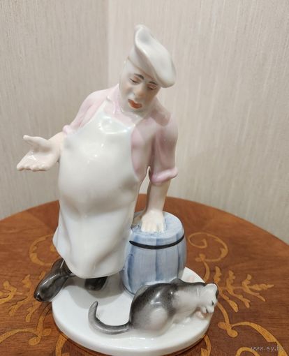 Фарфоровая статуэтка ссср . ЛФЗ ,, Повар и кот ,, 1950г.