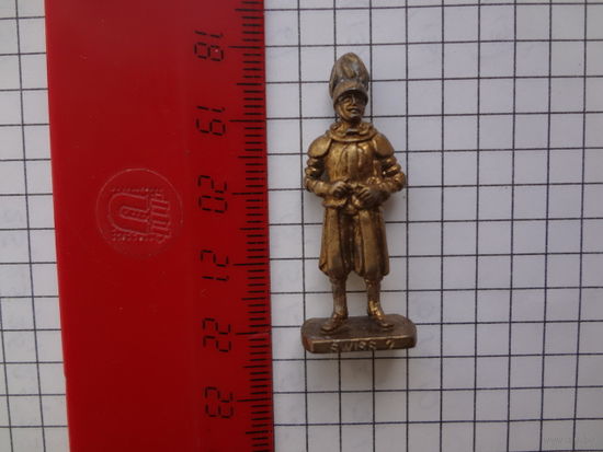 Солдатик в шлеме.