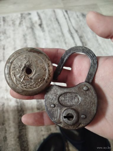 До военные крышка от велосипедного звонка и замок,с рубля