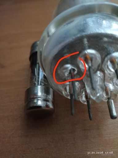 Лампа и разрядник.