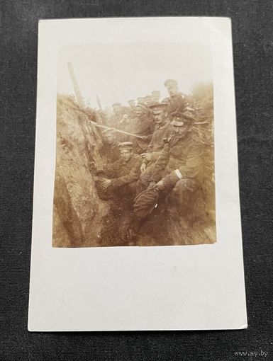 Фотооткрытка 1 Мировая война / Офицер с трубкой и солдаты в окопе 23 июня 1917 года