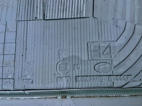 Ещё одно оригинальное СОВЕТСКОЕ стекло со всеми клеймами на фару для ВАЗ-5 ,6 и 7.  НОВОЕ! цвет чисто светлый!