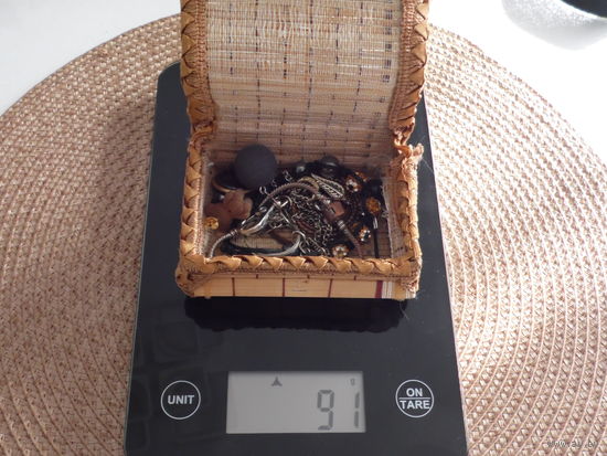 Шкатулка с содержимым.