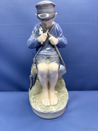 Фарфоровая фигура "Мальчик на камне с палкой и ножиком в руках". Дания, г. Копенгаген, Royal Copenhagen