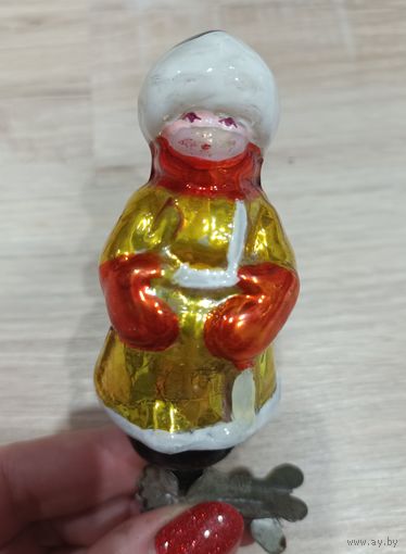 Елочные игрушки, стекло, мальчик в больших рукавицах, ребенок