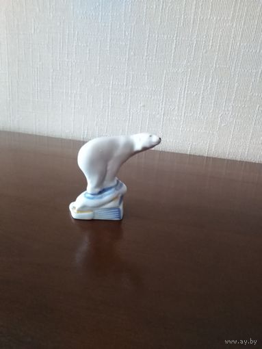 Белый медведь на льдине