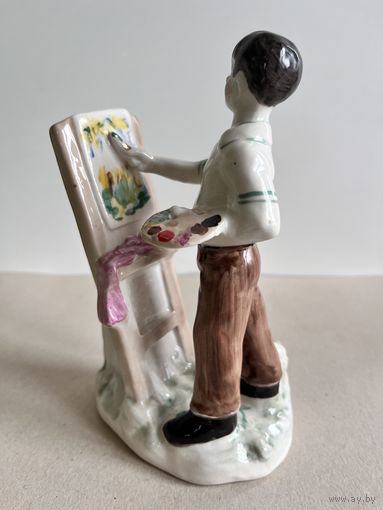 СТАТУЭТКА ФАРФОРОВАЯ "ЮНЫЙ ХУДОЖНИК. МАЛЬЧИК ПИШЕТ КАРТИНУ". 17*10*7 СМ. ЗХК ПОЛОННОЕ. РАННИЙ ВЫПУСК. СМ.ФОТО, КЛЕЙМО И ОПИСАНИЕ.