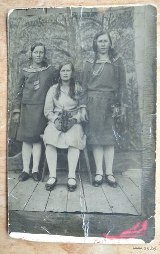 Фото 3-х женщин. 1930-е. 9х14 см.