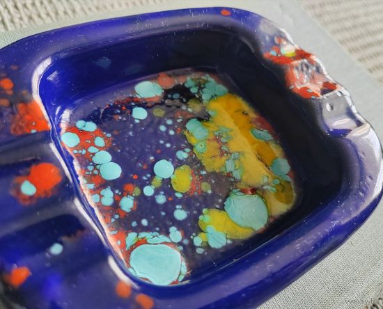 Оригинальная тяжёлая металлическая пепельница.