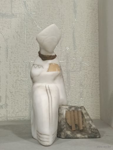 Сувенир- статуэтка "Хозяйка медной горы". Натуральный камень мрамор.