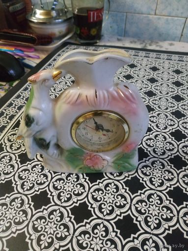 Часы настольные кварц,очень красивые . Состояние на скане.
