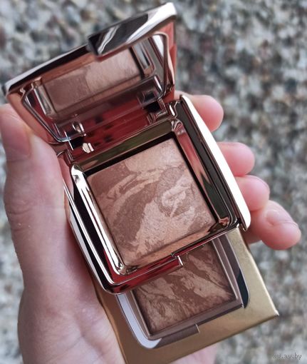 Миниверсия бронзера Hourglass Ambient Lighting Bronzer 1.3 gr в оттенке Luminous Bronze Light